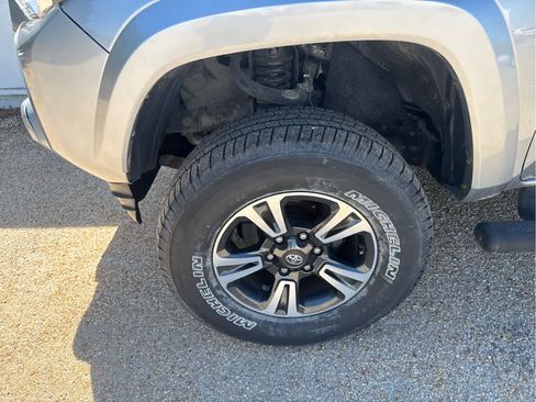 Used 2017 Toyota Tacoma TRD Sport w/ Tow Package (A/T) image 12