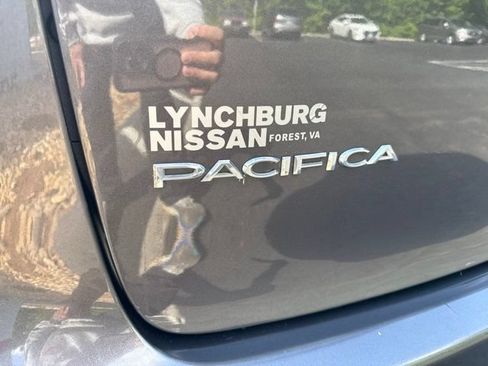 Used 2023 Chrysler Pacifica Touring-L FWD image 12