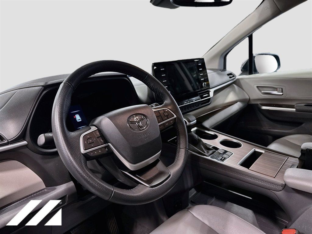 Used 2024 Toyota Sienna XLE AWD/4WD image 9