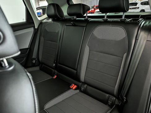 Used 2023 Volkswagen Taos SE w/ Panoramic Sunroof Package AWD/4WD image 15