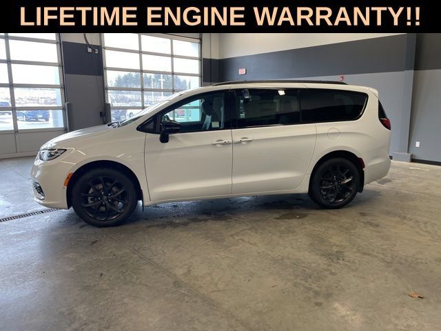New 2026 Chrysler Pacifica Select w/ S Appearance Package AWD/4WD image 5