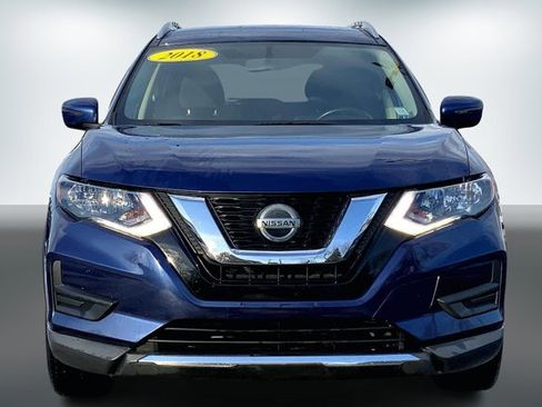 Used 2018 Nissan Rogue SV image 2