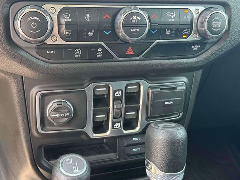 Used 2025 Jeep Wrangler Unlimited Sport AWD/4WD image 24