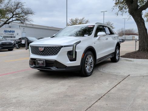 Used 2025 Cadillac XT4 Premium Luxury image 5