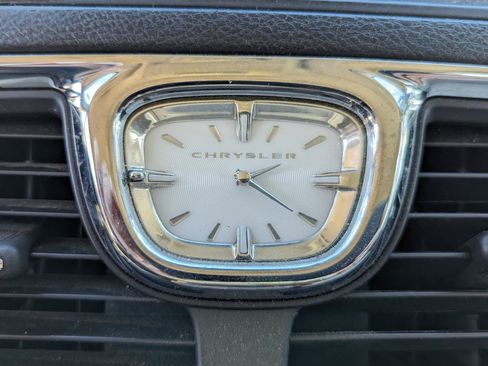 Used 2013 Chrysler Town & Country Touring image 20