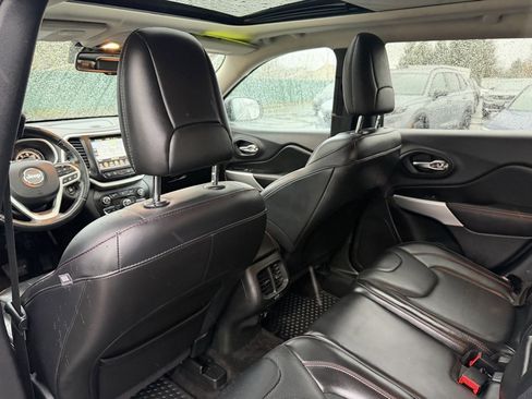 Used 2017 Jeep Cherokee Trailhawk image 32