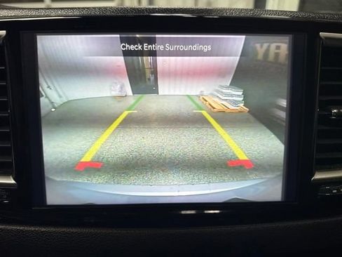 Used 2023 Chrysler Pacifica Touring-L FWD image 9