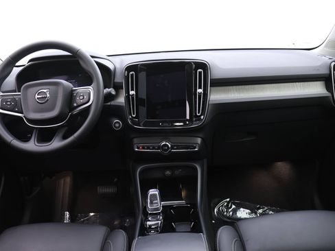 Certified 2024 Volvo XC40 B5 Plus w/ Protection Package Premier image 8