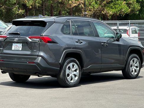 Used 2019 Toyota RAV4 LE FWD image 4