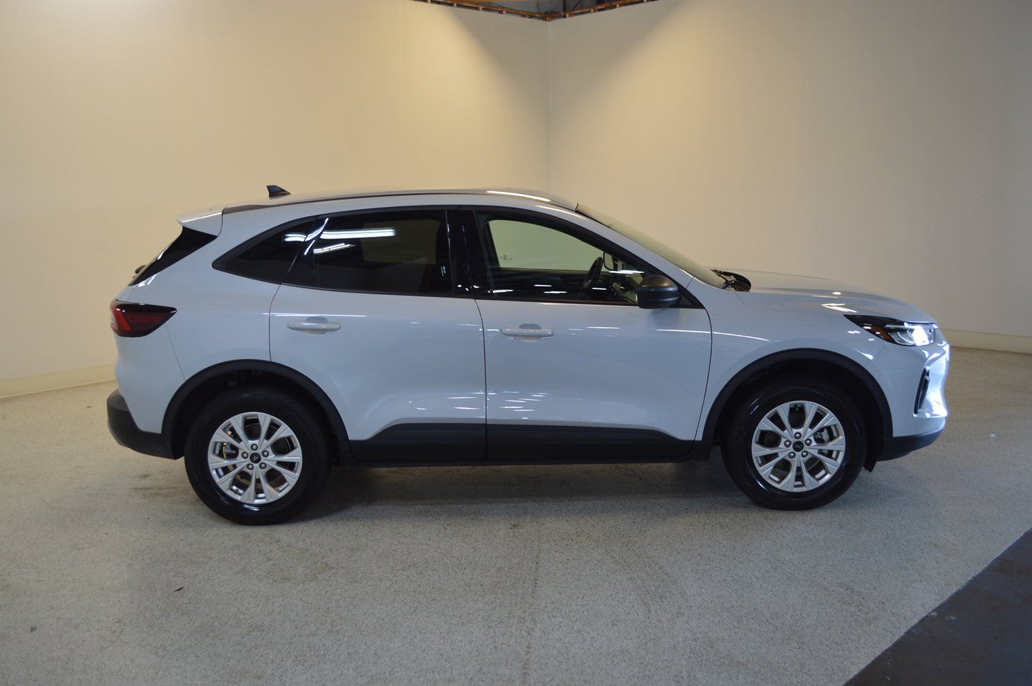Used 2025 Ford Escape Active AWD/4WD image 2