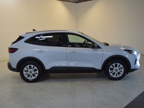 Used 2025 Ford Escape Active AWD/4WD image 2