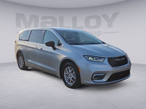 Used 2024 Chrysler Pacifica Touring-L FWD image 7