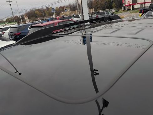 Used 2022 GMC Acadia SLT w/ Elevation Edition image 9