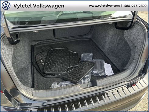 Certified 2025 Volkswagen Jetta SE w/ Sunroof Package image 9