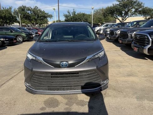 Used 2023 Toyota Sienna XLE FWD image 2