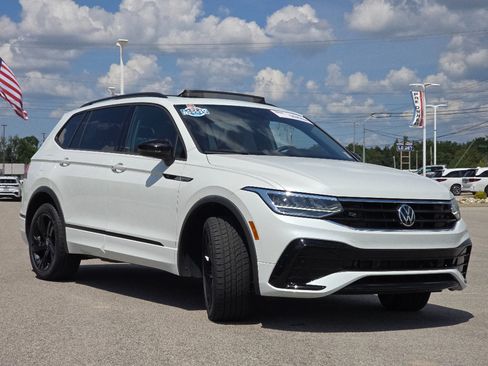 Used 2024 Volkswagen Tiguan SE R-Line AWD/4WD image 6