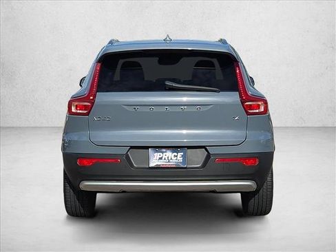 Used 2021 Volvo XC40 T4 Momentum FWD image 8