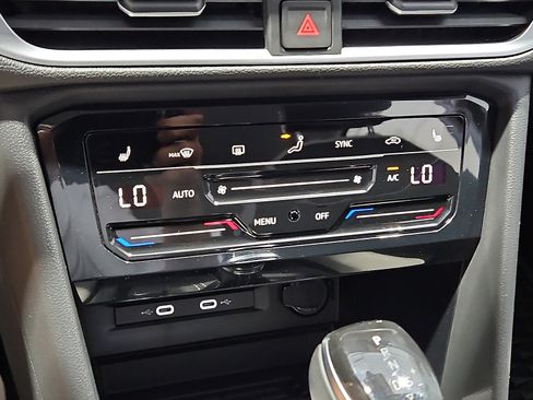 Certified 2025 Volkswagen Taos SE FWD image 22