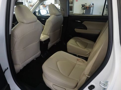 Used 2023 Toyota Highlander XLE AWD/4WD image 23