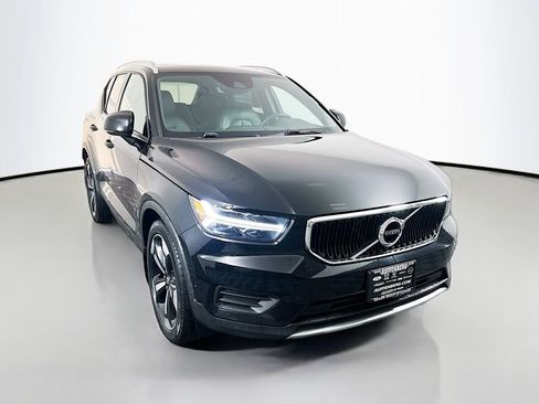 Used 2019 Volvo XC40 T5 Momentum image 1