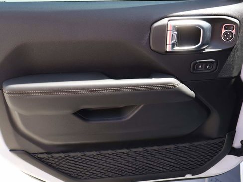 Used 2025 Jeep Gladiator Sport AWD/4WD image 7