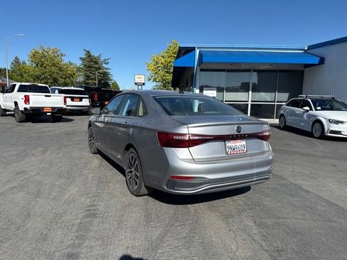 Used 2025 Volkswagen Jetta SE FWD image 6