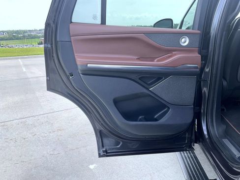 Used 2025 Lincoln Navigator Reserve AWD/4WD image 18