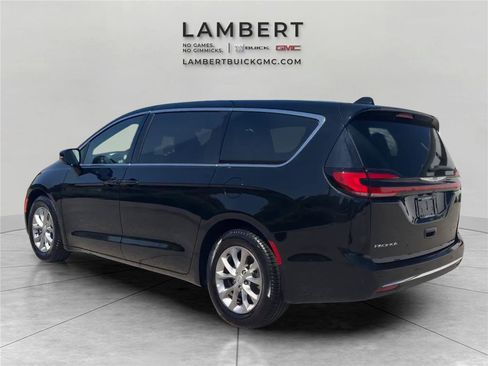 Used 2026 Chrysler Pacifica Limited FWD image 3