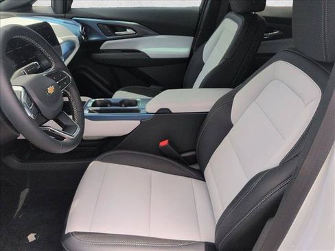 Used 2026 Chevrolet Equinox EV LT FWD image 24