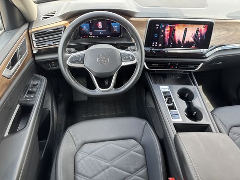 Certified 2025 Volkswagen Atlas SE FWD image 7