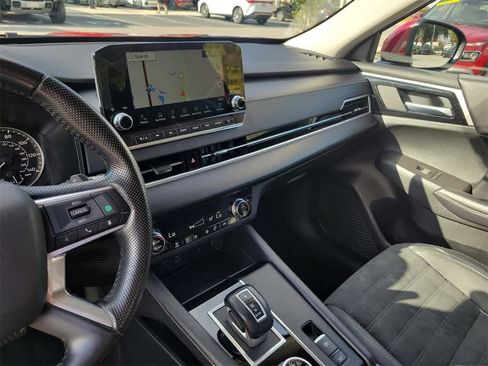 Used 2024 Mitsubishi Outlander SE image 32