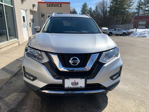 Used 2017 Nissan Rogue SV image 2