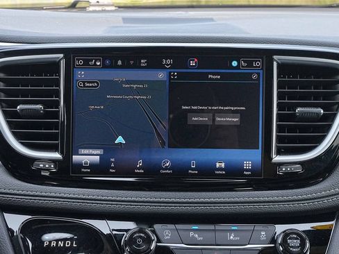 Used 2025 Chrysler Pacifica Limited FWD image 30