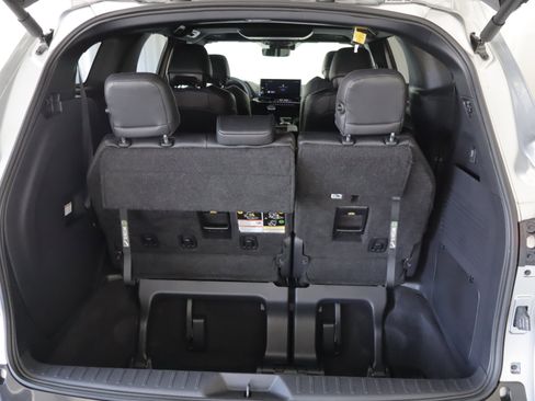 Used 2025 Toyota Sienna Platinum image 20