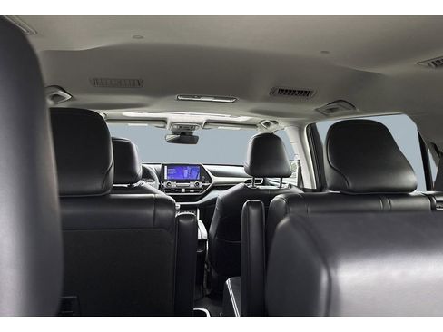 Used 2023 Toyota Highlander XLE image 19