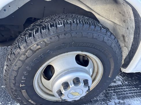 Used 2018 Chevrolet Express 3500 Extended w/ Driver Convenience Package image 9