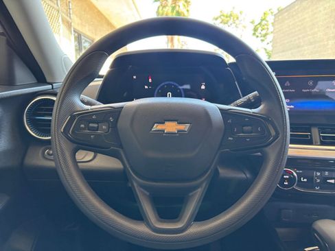 Used 2025 Chevrolet Trax LT FWD image 27