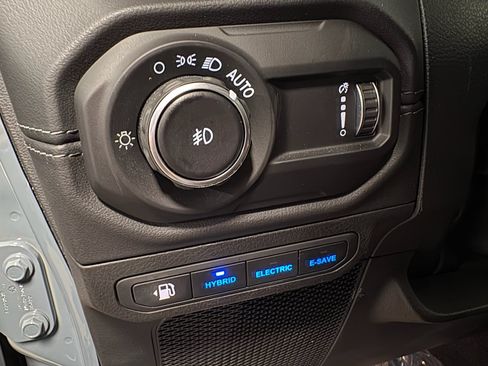 Used 2024 Jeep Wrangler Unlimited Sahara w/ Technology Group AWD/4WD image 12