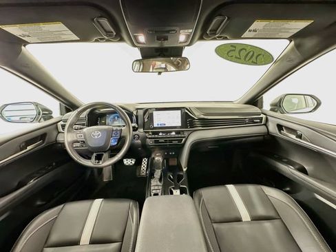 Used 2025 Toyota Camry SE FWD image 3