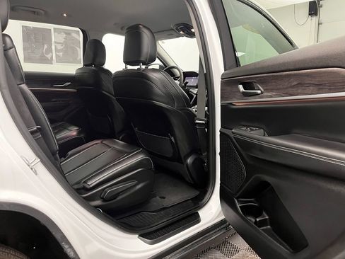 Used 2023 Jeep Grand Cherokee L Limited w/ Black Appearance Package image 32