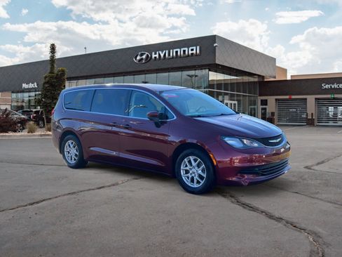 Used 2017 Chrysler Pacifica Touring image 7
