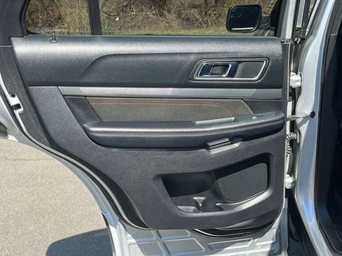 Used 2018 Ford Explorer XLT w/ Equipment Group 202A AWD/4WD image 19
