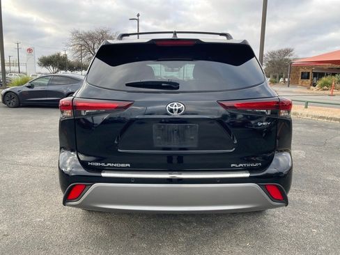 Used 2025 Toyota Highlander Platinum image 6