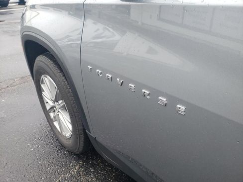 Used 2023 Chevrolet Traverse LT image 13