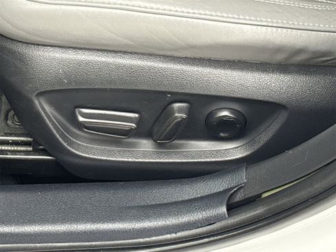 Used 2020 Toyota Avalon Limited image 17