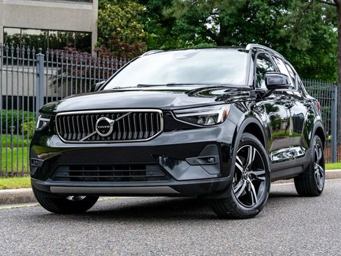 Used 2023 Volvo XC40 B5 Plus AWD/4WD image 2