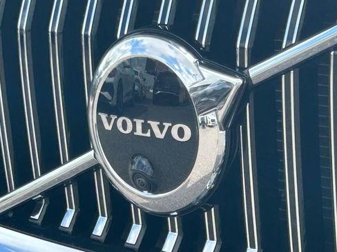 Used 2023 Volvo XC60 B5 Plus image 39