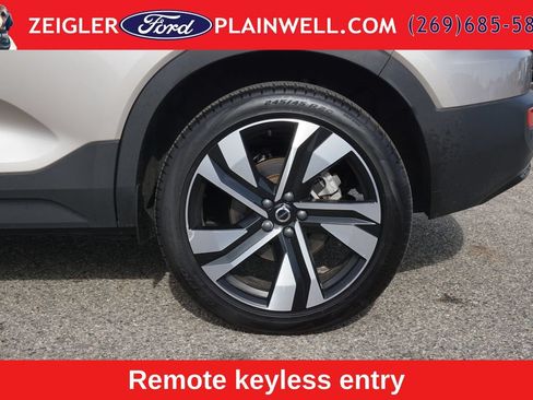 Used 2024 Volvo XC40 B5 Plus w/ Protection Package Premier AWD/4WD image 9