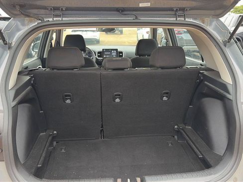 Used 2020 Hyundai Venue SEL FWD image 3