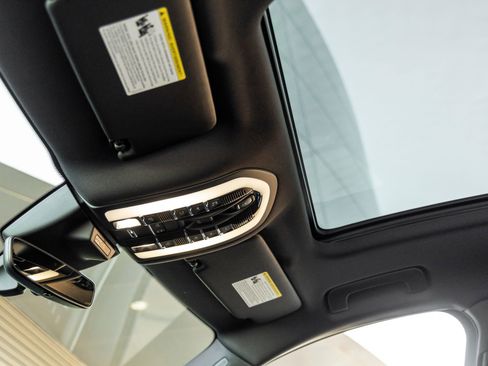 Certified 2026 Porsche Macan AWD/4WD image 25